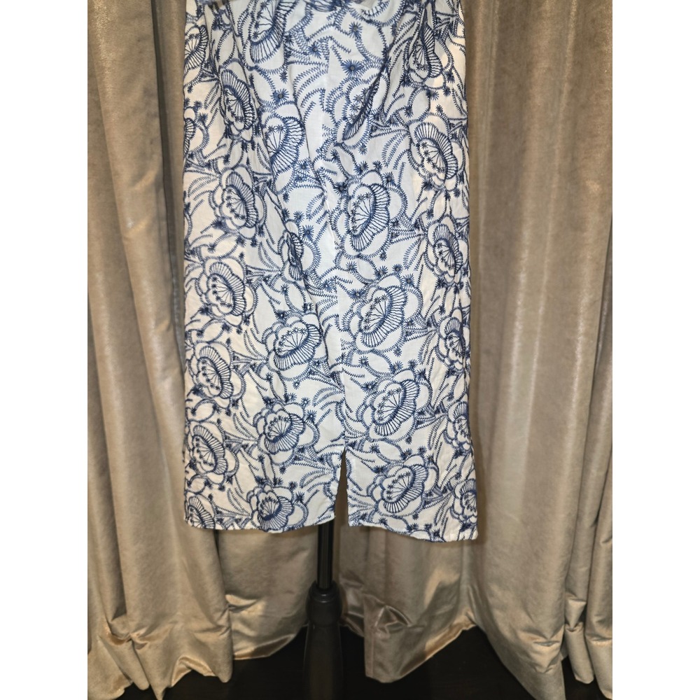 Foxcroft Womens 8 White Navy Blue Floral Embroidered Cotton 3/4 Sleeve Shirt - Picture 8 of 8